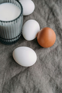 “vitamin B12 rich foods jaise milk aur eggs”